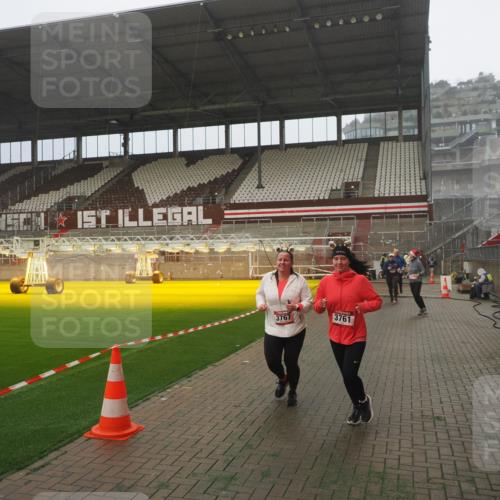 07.12.2025 - St. Pauli X-Mass-Run No. 15 Fabian Wolf http://msf.ph/oto/9365231 07.12.2025 10:11:52 Ziel 670, 1687, 1688, 2906, 2909, 3085, 3761, 3767, 3909, 3932, 3935 meine-sportfotos.de