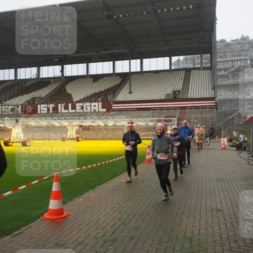 07.12.2025 - St. Pauli X-Mass-Run No. 15 Fabian Wolf http://msf.ph/oto/9365239 07.12.2025 10:11:57 Ziel 756, 1687, 1688, 1833, 2177, 2906, 3761, 3767, 3870, 3932, 3935 meine-sportfotos.de