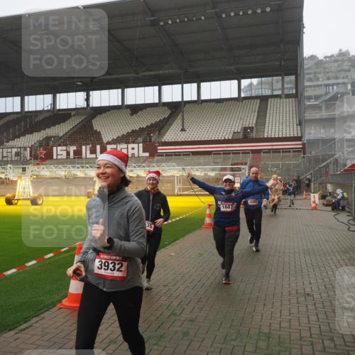 07.12.2025 - St. Pauli X-Mass-Run No. 15 Fabian Wolf http://msf.ph/oto/9365245 07.12.2025 10:11:58 Ziel 756, 1389, 1687, 1688, 1833, 2177, 2906, 3761, 3767, 3870, 3932, 3935 meine-sportfotos.de