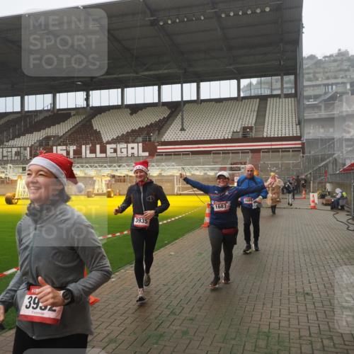 07.12.2025 - St. Pauli X-Mass-Run No. 15 Fabian Wolf http://msf.ph/oto/9365246 07.12.2025 10:11:58 Ziel 756, 1389, 1687, 1688, 1833, 2177, 2906, 3761, 3767, 3870, 3932, 3935 meine-sportfotos.de