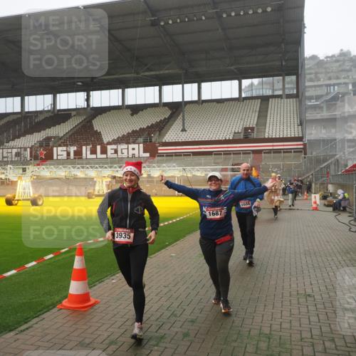 07.12.2025 - St. Pauli X-Mass-Run No. 15 Fabian Wolf http://msf.ph/oto/9365248 07.12.2025 10:11:58 Ziel 756, 1389, 1687, 1688, 1833, 2177, 2906, 3761, 3767, 3870, 3932, 3935 meine-sportfotos.de