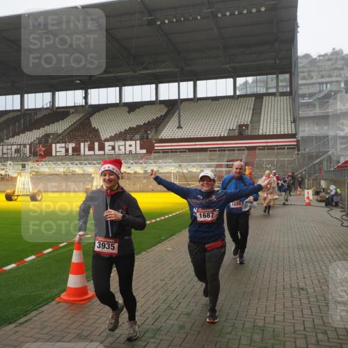 07.12.2025 - St. Pauli X-Mass-Run No. 15 Fabian Wolf http://msf.ph/oto/9365249 07.12.2025 10:11:58 Ziel 756, 1389, 1687, 1688, 1833, 2177, 2906, 3761, 3767, 3870, 3932, 3935 meine-sportfotos.de