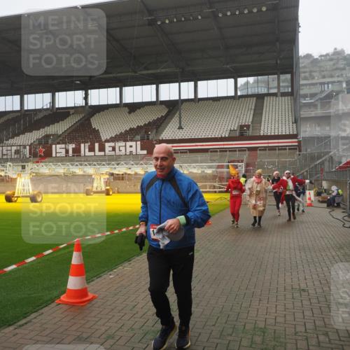 07.12.2025 - St. Pauli X-Mass-Run No. 15 Fabian Wolf http://msf.ph/oto/9365257 07.12.2025 10:12:00 Ziel 756, 1389, 1687, 1688, 1833, 2177, 2906, 3761, 3767, 3870, 3932, 3935, 4658 meine-sportfotos.de