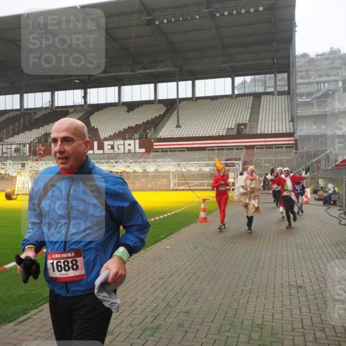 07.12.2025 - St. Pauli X-Mass-Run No. 15 Fabian Wolf http://msf.ph/oto/9365260 07.12.2025 10:12:01 Ziel 756, 1389, 1687, 1688, 1833, 2177, 2906, 3761, 3767, 3870, 3932, 3935, 4658 meine-sportfotos.de