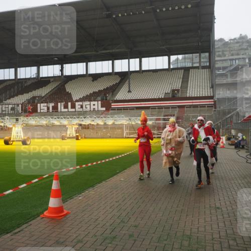 07.12.2025 - St. Pauli X-Mass-Run No. 15 Fabian Wolf http://msf.ph/oto/9365265 07.12.2025 10:12:02 Ziel 756, 1389, 1687, 1688, 1833, 2177, 2906, 3761, 3767, 3870, 3932, 3935, 4658 meine-sportfotos.de