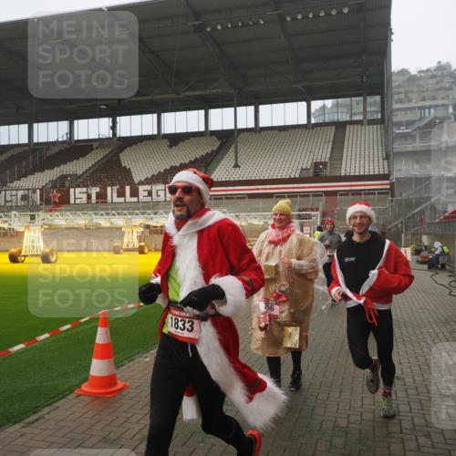 07.12.2025 - St. Pauli X-Mass-Run No. 15 Fabian Wolf http://msf.ph/oto/9365272 07.12.2025 10:12:03 Ziel 756, 1389, 1526, 1687, 1688, 1833, 2177, 2906, 3767, 3870, 3932, 3935, 4658 meine-sportfotos.de