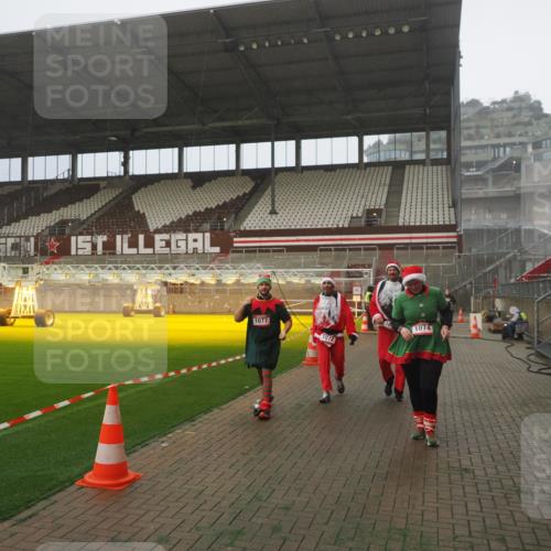 07.12.2025 - St. Pauli X-Mass-Run No. 15 Fabian Wolf http://msf.ph/oto/9365303 07.12.2025 10:12:28 Ziel 1070, 1072, 1074, 1077, 2758, 2760, 2770, 3585 meine-sportfotos.de