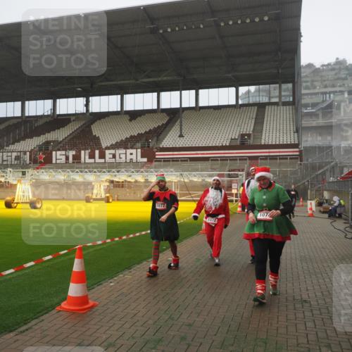 07.12.2025 - St. Pauli X-Mass-Run No. 15 Fabian Wolf http://msf.ph/oto/9365305 07.12.2025 10:12:28 Ziel 1070, 1072, 1074, 1077, 2758, 2760, 2770, 3585 meine-sportfotos.de