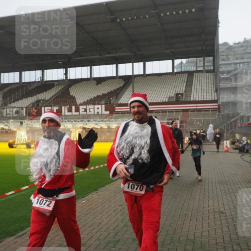 07.12.2025 - St. Pauli X-Mass-Run No. 15 Fabian Wolf http://msf.ph/oto/9365319 07.12.2025 10:12:32 Ziel 1070, 1072, 1074, 1077, 2758, 2760, 2770, 3585 meine-sportfotos.de