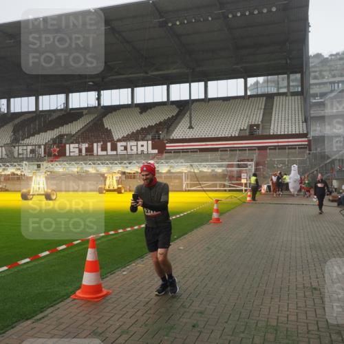 07.12.2025 - St. Pauli X-Mass-Run No. 15 Fabian Wolf http://msf.ph/oto/9365330 07.12.2025 10:12:35 Ziel 1070, 1072, 1074, 1077, 2758, 2760, 2770, 3585 meine-sportfotos.de