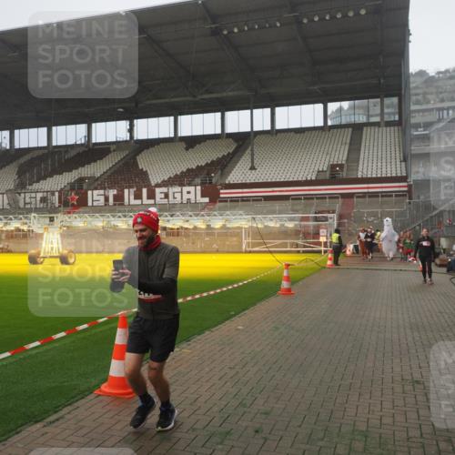 07.12.2025 - St. Pauli X-Mass-Run No. 15 Fabian Wolf http://msf.ph/oto/9365332 07.12.2025 10:12:36 Ziel 1070, 1072, 1074, 1077, 2758, 2760, 2770, 3428, 3514, 3585, 3799, 3834, 3836 meine-sportfotos.de