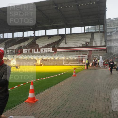 07.12.2025 - St. Pauli X-Mass-Run No. 15 Fabian Wolf http://msf.ph/oto/9365335 07.12.2025 10:12:36 Ziel 1070, 1072, 1074, 1077, 2758, 2760, 2770, 3428, 3514, 3585, 3799, 3834, 3836 meine-sportfotos.de