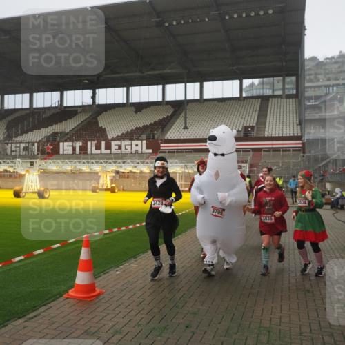 07.12.2025 - St. Pauli X-Mass-Run No. 15 Fabian Wolf http://msf.ph/oto/9365339 07.12.2025 10:12:45 Ziel 9, 18, 938, 2758, 2760, 2770, 3040, 3428, 3514, 3551, 3557, 3585, 3799, 3834, 3836 meine-sportfotos.de