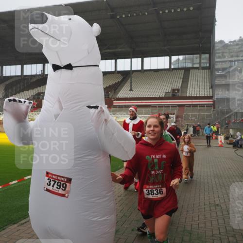 07.12.2025 - St. Pauli X-Mass-Run No. 15 Fabian Wolf http://msf.ph/oto/9365347 07.12.2025 10:12:47 Ziel 9, 18, 938, 2770, 3040, 3428, 3514, 3551, 3557, 3585, 3799, 3834, 3836 meine-sportfotos.de