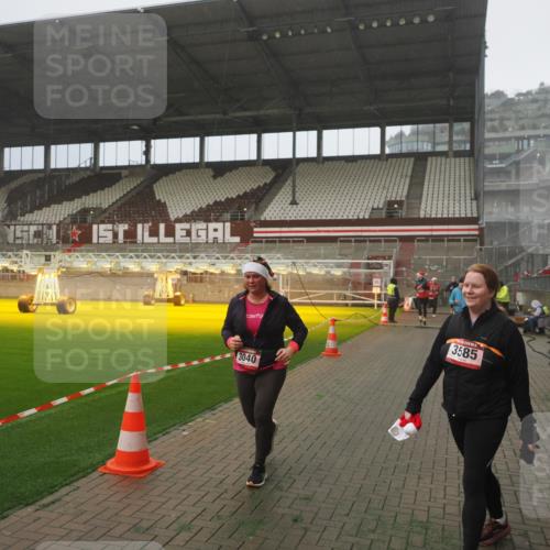 07.12.2025 - St. Pauli X-Mass-Run No. 15 Fabian Wolf http://msf.ph/oto/9365355 07.12.2025 10:12:50 Ziel 9, 18, 938, 2687, 3040, 3428, 3514, 3551, 3557, 3799, 3834, 3836 meine-sportfotos.de
