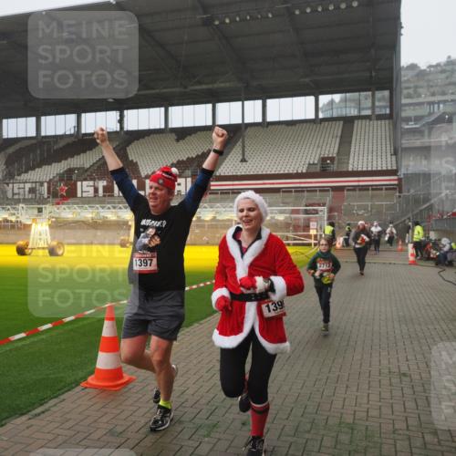 07.12.2025 - St. Pauli X-Mass-Run No. 15 Fabian Wolf http://msf.ph/oto/9365388 07.12.2025 10:13:03 Ziel 80, 938, 1397, 1733, 2687, 2711, 2712, 3588, 4487 meine-sportfotos.de