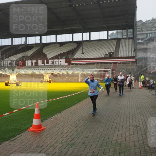 07.12.2025 - St. Pauli X-Mass-Run No. 15 Fabian Wolf http://msf.ph/oto/9365400 07.12.2025 10:13:10 Ziel 80, 1044, 1126, 1397, 1733, 2711, 2712, 3588, 3589, 4081, 4082, 4083, 4487, 4664 meine-sportfotos.de