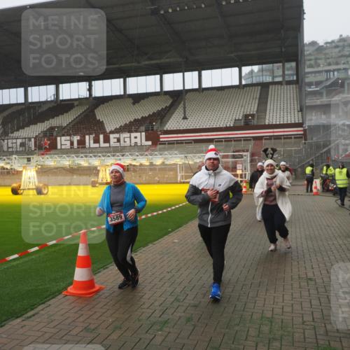 07.12.2025 - St. Pauli X-Mass-Run No. 15 Fabian Wolf http://msf.ph/oto/9365413 07.12.2025 10:13:15 Ziel 1044, 1126, 1397, 1733, 2711, 2712, 3588, 3589, 4081, 4082, 4083, 4664 meine-sportfotos.de