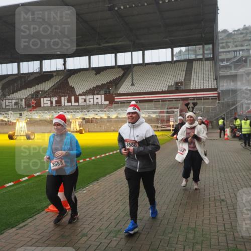 07.12.2025 - St. Pauli X-Mass-Run No. 15 Fabian Wolf http://msf.ph/oto/9365415 07.12.2025 10:13:15 Ziel 1044, 1126, 1397, 1733, 2711, 2712, 3588, 3589, 4081, 4082, 4083, 4664 meine-sportfotos.de