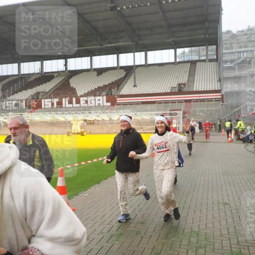 07.12.2025 - St. Pauli X-Mass-Run No. 15 Fabian Wolf http://msf.ph/oto/9365426 07.12.2025 10:13:17 Ziel 1044, 1062, 1126, 1220, 1733, 2711, 2712, 3588, 3589, 4081, 4082, 4083, 4664 meine-sportfotos.de