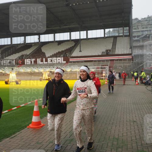 07.12.2025 - St. Pauli X-Mass-Run No. 15 Fabian Wolf http://msf.ph/oto/9365428 07.12.2025 10:13:18 Ziel 1044, 1062, 1126, 1220, 1733, 2711, 2712, 3588, 3589, 4081, 4082, 4083, 4664 meine-sportfotos.de