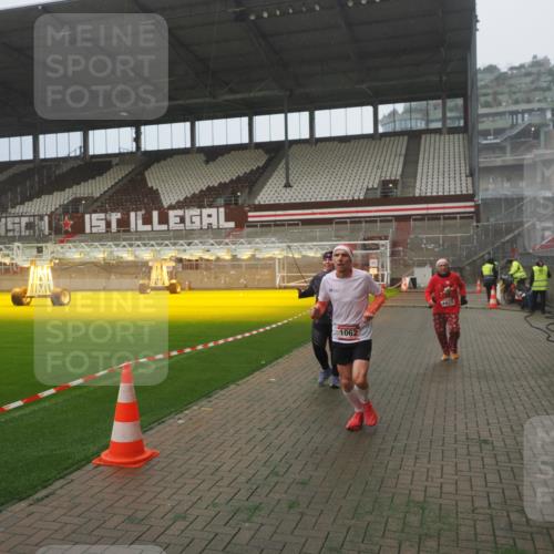 07.12.2025 - St. Pauli X-Mass-Run No. 15 Fabian Wolf http://msf.ph/oto/9365433 07.12.2025 10:13:22 Ziel 1044, 1062, 1126, 1220, 3588, 3589, 4081, 4082, 4083, 4664 meine-sportfotos.de