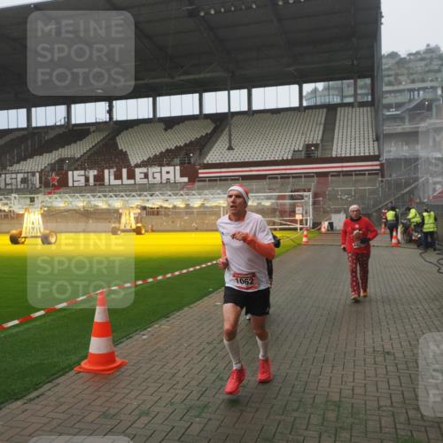 07.12.2025 - St. Pauli X-Mass-Run No. 15 Fabian Wolf http://msf.ph/oto/9365435 07.12.2025 10:13:22 Ziel 1044, 1062, 1126, 1220, 3588, 3589, 4081, 4082, 4083, 4664 meine-sportfotos.de