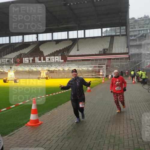 07.12.2025 - St. Pauli X-Mass-Run No. 15 Fabian Wolf http://msf.ph/oto/9365439 07.12.2025 10:13:23 Ziel 1044, 1062, 1126, 1220, 3588, 3589, 4081, 4082, 4083, 4664 meine-sportfotos.de