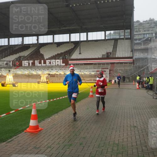 07.12.2025 - St. Pauli X-Mass-Run No. 15 Fabian Wolf http://msf.ph/oto/9365450 07.12.2025 10:13:37 Ziel 88, 970, 1699, 2905 meine-sportfotos.de
