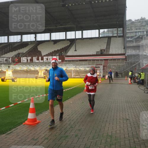 07.12.2025 - St. Pauli X-Mass-Run No. 15 Fabian Wolf http://msf.ph/oto/9365452 07.12.2025 10:13:37 Ziel 88, 970, 1699, 2905 meine-sportfotos.de