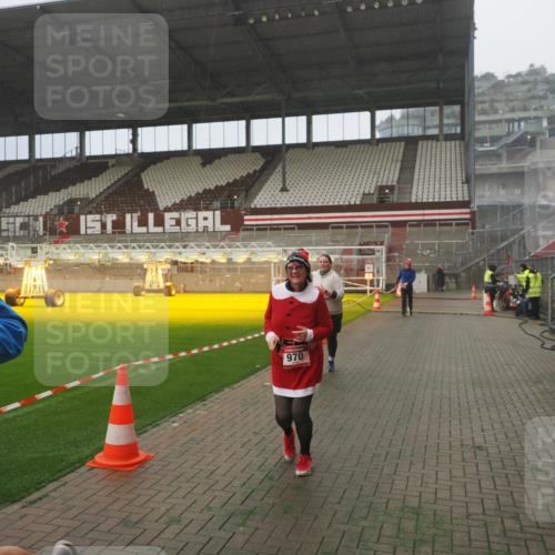 07.12.2025 - St. Pauli X-Mass-Run No. 15 Fabian Wolf http://msf.ph/oto/9365456 07.12.2025 10:13:38 Ziel 88, 970, 1699, 2905 meine-sportfotos.de