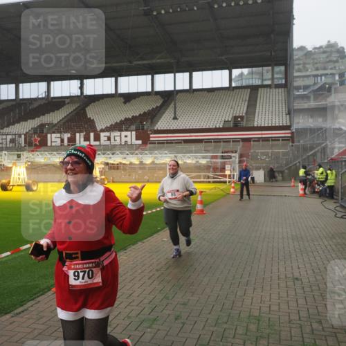 07.12.2025 - St. Pauli X-Mass-Run No. 15 Fabian Wolf http://msf.ph/oto/9365461 07.12.2025 10:13:39 Ziel 88, 970, 1699, 2905 meine-sportfotos.de