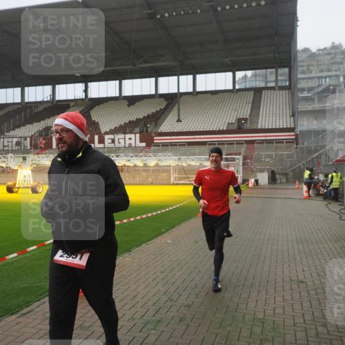 07.12.2025 - St. Pauli X-Mass-Run No. 15 Fabian Wolf http://msf.ph/oto/9365484 07.12.2025 10:13:55 Ziel 1699, 2951, 4371 meine-sportfotos.de