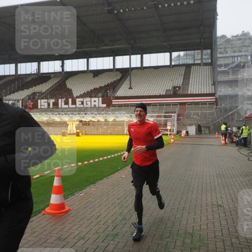 07.12.2025 - St. Pauli X-Mass-Run No. 15 Fabian Wolf http://msf.ph/oto/9365485 07.12.2025 10:13:55 Ziel 1699, 2951, 4371 meine-sportfotos.de