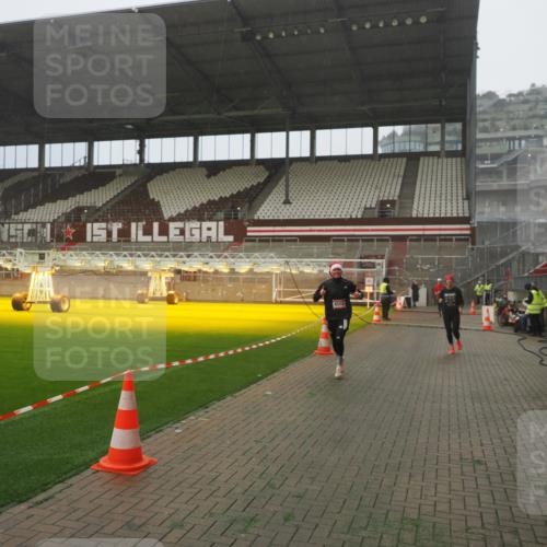 07.12.2025 - St. Pauli X-Mass-Run No. 15 Fabian Wolf http://msf.ph/oto/9365491 07.12.2025 10:14:05 Ziel 2951, 4371, 4502, 4526 meine-sportfotos.de