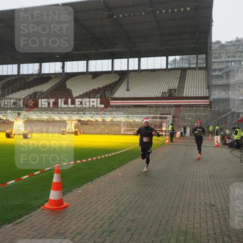 07.12.2025 - St. Pauli X-Mass-Run No. 15 Fabian Wolf http://msf.ph/oto/9365492 07.12.2025 10:14:05 Ziel 2951, 4371, 4502, 4526 meine-sportfotos.de