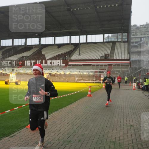 07.12.2025 - St. Pauli X-Mass-Run No. 15 Fabian Wolf http://msf.ph/oto/9365497 07.12.2025 10:14:07 Ziel 3243, 4371, 4502, 4526 meine-sportfotos.de