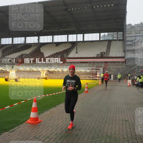 07.12.2025 - St. Pauli X-Mass-Run No. 15 Fabian Wolf http://msf.ph/oto/9365500 07.12.2025 10:14:08 Ziel 3243, 4371, 4502, 4526 meine-sportfotos.de