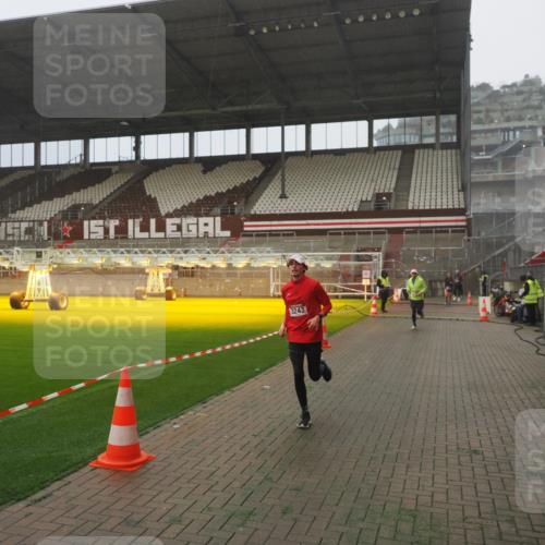 07.12.2025 - St. Pauli X-Mass-Run No. 15 Fabian Wolf http://msf.ph/oto/9365502 07.12.2025 10:14:11 Ziel 174, 3243, 4502, 4526 meine-sportfotos.de