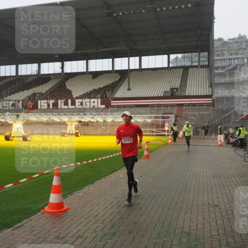 07.12.2025 - St. Pauli X-Mass-Run No. 15 Fabian Wolf http://msf.ph/oto/9365503 07.12.2025 10:14:11 Ziel 174, 3243, 4502, 4526 meine-sportfotos.de