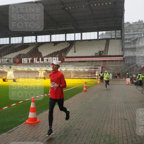 07.12.2025 - St. Pauli X-Mass-Run No. 15 Fabian Wolf http://msf.ph/oto/9365505 07.12.2025 10:14:11 Ziel 174, 3243, 4502, 4526 meine-sportfotos.de