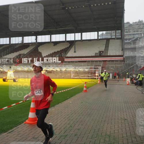 07.12.2025 - St. Pauli X-Mass-Run No. 15 Fabian Wolf http://msf.ph/oto/9365506 07.12.2025 10:14:11 Ziel 174, 3243, 4502, 4526 meine-sportfotos.de