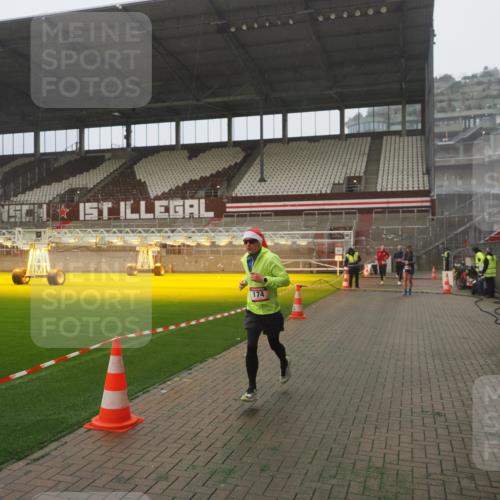 07.12.2025 - St. Pauli X-Mass-Run No. 15 Fabian Wolf http://msf.ph/oto/9365508 07.12.2025 10:14:14 Ziel 174, 352, 3243, 4489, 4502, 4526, 4545 meine-sportfotos.de
