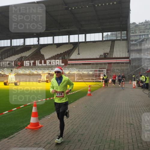 07.12.2025 - St. Pauli X-Mass-Run No. 15 Fabian Wolf http://msf.ph/oto/9365510 07.12.2025 10:14:14 Ziel 174, 352, 3243, 4489, 4502, 4526, 4545 meine-sportfotos.de