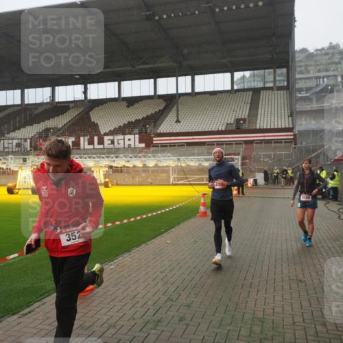 07.12.2025 - St. Pauli X-Mass-Run No. 15 Fabian Wolf http://msf.ph/oto/9365517 07.12.2025 10:14:20 Ziel 174, 352, 3243, 4489, 4502, 4526, 4545 meine-sportfotos.de