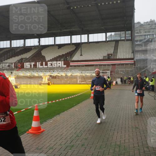 07.12.2025 - St. Pauli X-Mass-Run No. 15 Fabian Wolf http://msf.ph/oto/9365518 07.12.2025 10:14:20 Ziel 174, 352, 3243, 4489, 4502, 4526, 4545 meine-sportfotos.de
