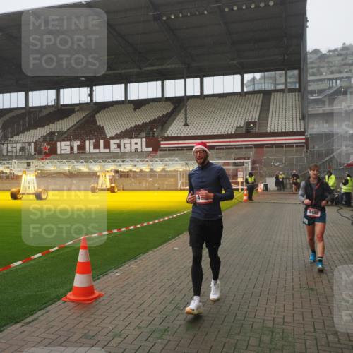 07.12.2025 - St. Pauli X-Mass-Run No. 15 Fabian Wolf http://msf.ph/oto/9365521 07.12.2025 10:14:20 Ziel 174, 352, 3243, 4489, 4502, 4526, 4545 meine-sportfotos.de