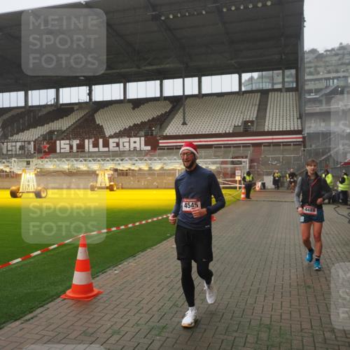 07.12.2025 - St. Pauli X-Mass-Run No. 15 Fabian Wolf http://msf.ph/oto/9365522 07.12.2025 10:14:21 Ziel 174, 352, 3243, 4489, 4502, 4526, 4545 meine-sportfotos.de