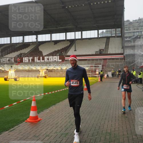 07.12.2025 - St. Pauli X-Mass-Run No. 15 Fabian Wolf http://msf.ph/oto/9365523 07.12.2025 10:14:21 Ziel 174, 352, 3243, 4489, 4502, 4526, 4545 meine-sportfotos.de