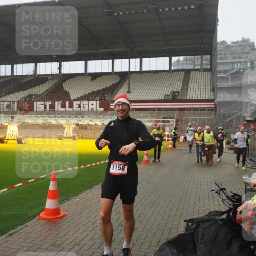 07.12.2025 - St. Pauli X-Mass-Run No. 15 Fabian Wolf http://msf.ph/oto/9365550 07.12.2025 10:14:35 Ziel 1158, 2564, 2617, 2618, 2864, 3565, 4508 meine-sportfotos.de